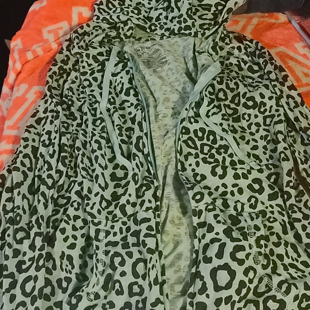 🥓-Mint green cheetah zip up - Picture 1 of 5